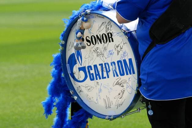 Fussball-Bundesliga, Herren, Saison 2010 2011, 29. Spieltag, Veltins-Arena Gelsenkirchen: FC Schalke 04; Trommel mit Autogrammen, Maskottchen und Gazprom Schriftzug o0 Musik Trommler Trommlerin Musikinstrument Instrument Objekte