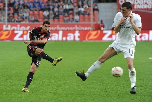 10-04-2011, Fussball, 1. Bundesliga, Saison 2010-2011, 29. Spieltag, BAYER 04 LEVERKUSEN - FC ST. PAULI 2-1 Michael Ballack (Bayer 04 Leverkusen), li., scheitert mit diesem Schuss nur knapp, rechts Ralph Gunesch (FC St. Pauli)
