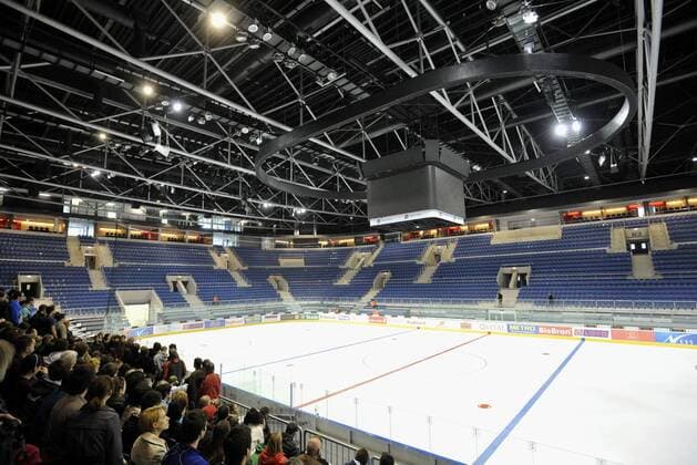 Ice hockey rink in Ondrej Nepela Arena in Bratislava, Slovakia on Apr. 8, 2011. Ondrej Nepela Arena will host ice hockey World Championship Slovakia 2011. (CTKxPhoto JanxKoller)  CTKPhoto5201104080983101 o0 Austragungsort Eishalle Eishockeyhalle Eissporthalle totale