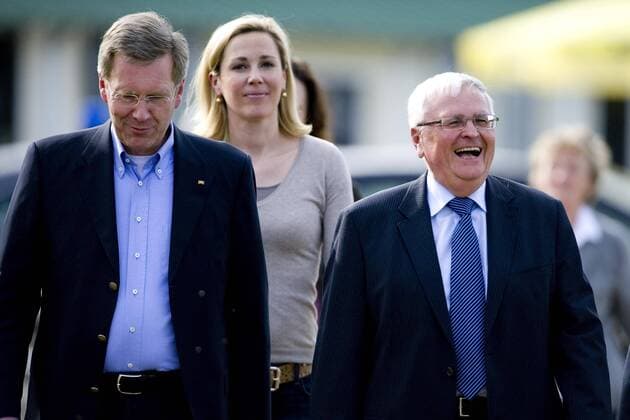 Bundespräsident Christian WULFF (GER, Mitte) mit Ehefrau Bettina WULFF und Präsident Theo ZWANZIGER (GER), Besuch des Trainings der Frauen-Nationalmannschaft am 11.04.2011 in Bitburg, o0 Frauenfußball Partnerin, Frau, Ehefrau
