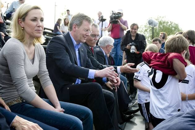 Bundespräsident Christian WULFF (GER, Mitte) mit Ehefrau Bettina WULFF auf der Tribüne, Besuch des Trainings der Frauen-Nationalmannschaft am 11.04.2011 in Bitburg, o0 Frauenfußball Partnerin, Frau, Ehefrau