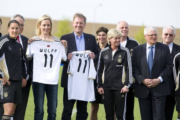 Birgit PRINZ (li., GER), Bettina WULFF (mit Trikot li., Ehefrau von Bundespräsident Wulff), Christian WULFF (mit Trikot, re., Bundespräsident GER), Silvia NEID (4.v.re., Trainerin GER), Dr. Theo ZWANZIGER (2.v.re, DFB-Präsident), halbe Figur, Halbfigur, Querformat,Besuch des Trainings der Frauen-Nationalmannschaft am 11.04.2011 in Bitburg, o0 Funktionär Frau privat Trainer, Nationaltrainer Bundestrainer
