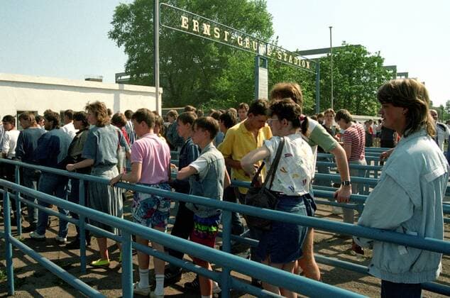 Fußball, Stadiongeschichte 1. FC Magdeburg DDR Oberliga Saison 1989 1990 1. FC Magdeburg am 06.05.1990. Zuschauer am Einlaß vor dem Ernst Grube Stadion o0 Fans, Eingang, Einlaßkontrolle, Stadionstory, Reportage o00 Schriftzug