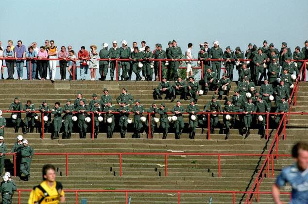 Fußball, Stadiongeschichte 1. FC Magdeburg DDR Oberliga Saison 1989 1990 1. FC Magdeburg am 06.05.1990. Polizei im Ernst Grube Stadion. o0 Volkspolizei, Volkspolizist, Vopo, Polizeieinsatz, Polizei, Polizist, Polizisten,