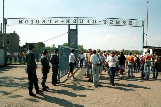 Fußball, Stadiongeschichte 1. FC Magdeburg DDR Oberliga Saison 1989 1990 1. FC Magdeburg am 06.05.1990. Zuschauer am Einlaß vor dem Ernst Grube Stadion o0 Fans, Eingang, Einlaßkontrolle, Stadionstory, Reportage