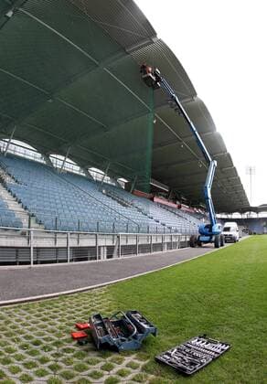 GRAZ,AUSTRIA,12.APR.11 - FUSSBALL - SK Sturm Graz, Installation: Sicherheitsnetz in der UPC Arena. Bild zeigt die Montagearbeiten. Keyword: Kran.  o0 Stadionsicherheit Security Fangnetz