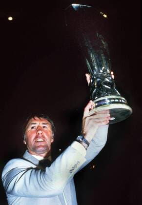 STEVE BURKINSHAW, TOTTENHAM HOTSPUR COACH WITH THE UEFA CUP TROPHY. TOTTENHAM v ANDERLECHT. UEFA CUP FINAL 2nd LEG 23 5 84  EC 3 Finale London Sieg Europacupsieg Jubel Freude Pokal Trophäe Objekte 1983