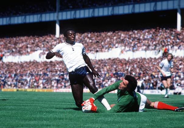 Garth Crooks (Spurs) Peter Shilton (Forest) Tottenham Hotspur v Nottingham Forest. 1980 81 