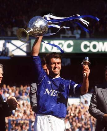 Kevin Ratcliffe (Everton Captain) with the League Championship Trophy. Everton v Luton Town. 9 5 1987.  England First Division Meister Meisterschaft Sieg Jubel Freude Pokal Trophäe Objekte 1986