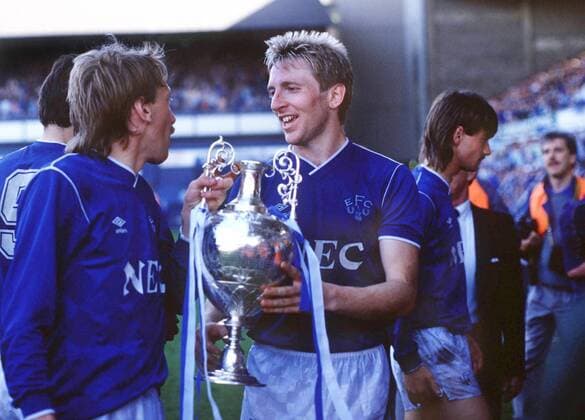 Gary Stevens (Everton) celebrates with Alan Harper and the Championship trophy. Everton v Luton Town 9 5 87 1986 1987 season  England First Division Meister Meisterschaft Sieg Jubel Freude Pokal Trophäe Objekte