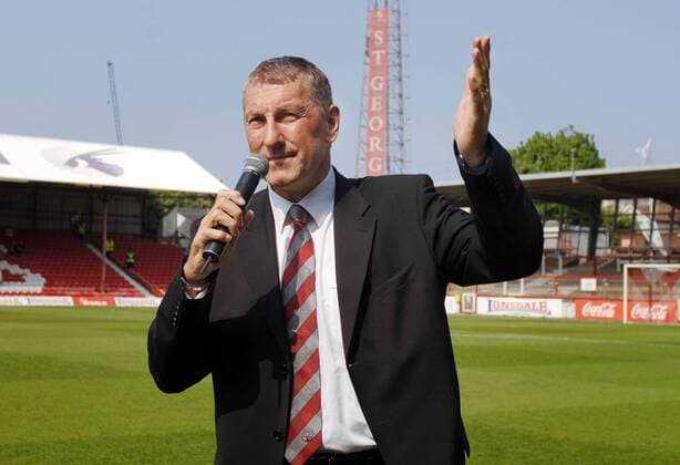 Fußball, Trainerhistorie Brentford FC von 1903 bis heute Terry Butcher (Brentford new Manager) talks to the fans before kick off at his first game in charge. Brentford v Port Vale. 28 4 2007 