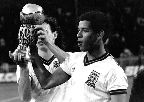 Großbritannien, Black History Month im Oktober - Sport Howard Gayle (England U 21) with the trophy. England U 21 v Spain U 21 European Championship Final 2nd leg. 24 5 84. 