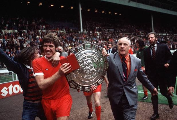 Bill Shankly (Liverpool) and Emlyn Hughes do a lap of Wembley with the Charity Shield. Liverpool v Leeds United FA Charity Shield 10 8 74.  England Supercup Sieg Jubel Freude Trophäe Objekte London 1973