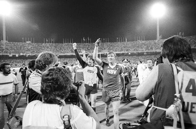 Horst Hrubesch (re.) und Torwart Uli Stein (beide Hamburger SV) feiern den Europapokalsieg der Landesmeister 1983