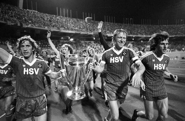 Hamburger SV feiert den Europapokalsieg der Landesmeister 1983, v.li. Ditmar Jakobs, Horst Hrubesch, Wolfgang Rolff und Manfred Kaltz