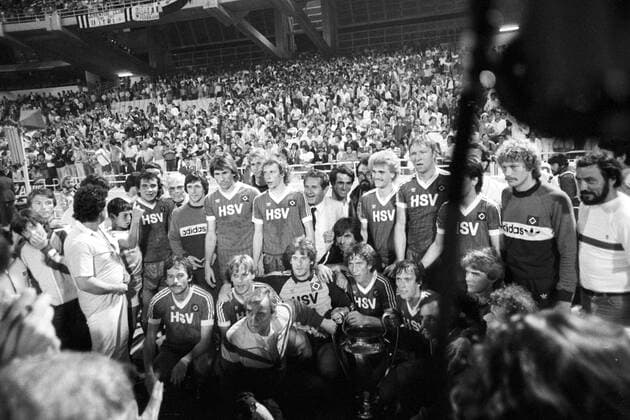 Hamburger SV feiert den Europapokalsieg der Landesmeister 1983, hi.v.re.: x, Torwart Uwe Hain, Jürgen Milewski, Horst Hrubesch, Thomas von Heesen, x, x, x, Wolfgang Rolff, Manfred Kaltz, Allan Hansen, x, Felix Magath; vorn v.li. Jürgen Groh, Holger Hieronymus, Trainer Ernst Happel, Torwart Uli Stein, Ditmar Jakobs, Bernd Wehmeyer, Co Trainer Aleksandar Ristic, Michael Schröder und Masseur Hermann Rieger o00 Totale Mannschaftsfoto