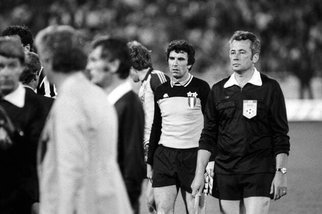 Finale Europapokal der Landesmeister 1983 in Athen - Torwart Dino Zoff (Juventus Turin, 2.v.re.) enttäuscht nach der Niederlage gegen den Hamburger SV Aktion