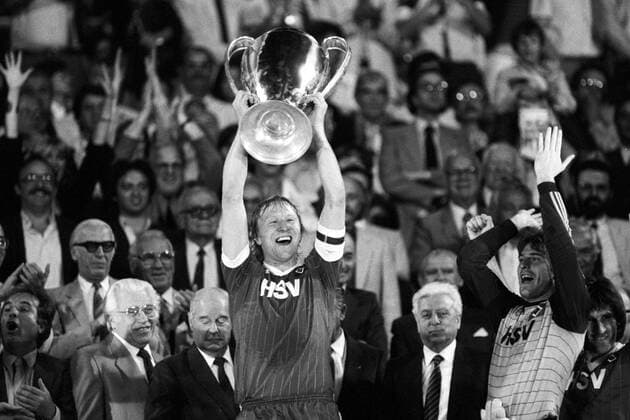 Hamburger SV feiert den Europapokalsieg der Landesmeister 1983 - Mannschaftskapitän Horst Hrubesch präsentiert die Trophäe neben Torwart Uli Stein und Manfred Kaltz (re.) o00 Emotionen