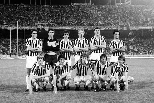 Finale Europapokal der Landesmeister 1983 in Athen - Mannschaftsbild Juventus Turin, hi.v.li.: Gaetano Scirea, Torwart Dino Zoff, Michel Platini, Roberto Bettega, Sergio Brio, Claudio Gentile; vorn: Massimo Bonini, Paolo Rossi, Zbigniew Boniek, Antonio Cabrini und Marco Tardelli Aktion
