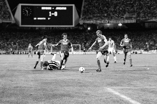 Finale Europapokal der Landesmeister 1983 in Athen - Hamburger SV - Juventus Turin 1:0 - Holger Hieronymus (3.v.re.), Bernd Wehmeyer (3.v.li.) und Jürgen Milewski (li., alle HSV) stoppen Zbigniew Boniek (Juve), re. Felix Magath (HSV) Aktion