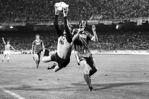 Finale Europapokal der Landesmeister 1983 in Athen - Hamburger SV - Juventus Turin 1:0 - Torwart Uli Stein (li.) und Bernd Wehmeyer sichern den Ball, dahinter Wolfgang Rolff (alle HSV) Aktion