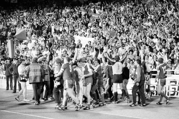 Hamburger SV gewinnt den Europapokal der Landesmeister 1983 und feiert mit den Fans in Athen Totale