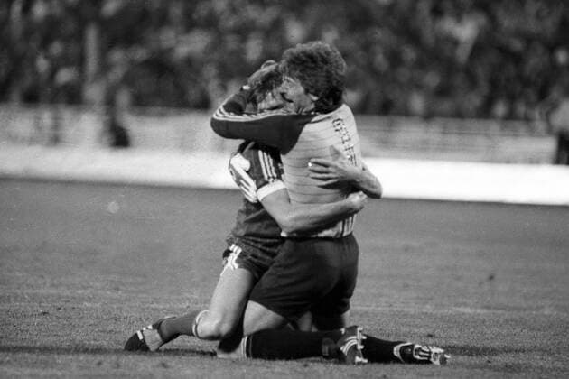 Hamburger SV gewinnt den Europapokal der Landesmeister 1983 - Torwart Uli Stein (re.) feiert dies mit einem Teamkollegen Aktion o00 Aufmacher