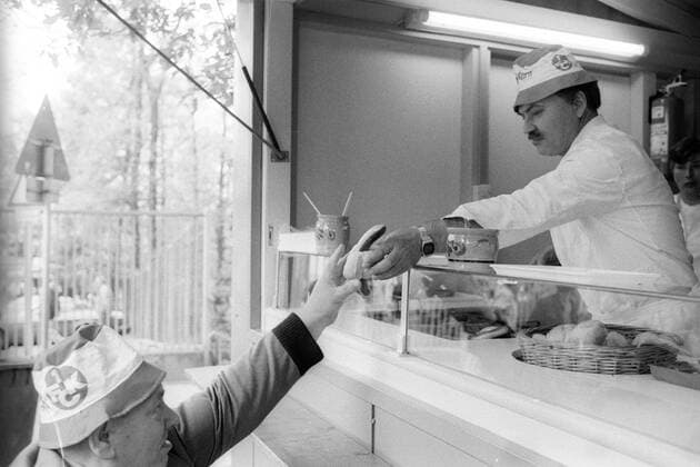 Präsident Udo Sopp (1. FC Kaiserslautern) verkauft Wurstwaren an die Anhänger o00 Aufmacher kurios Komik