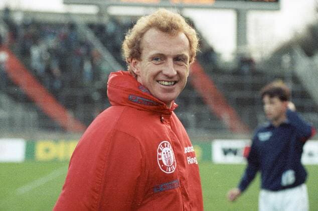 2. BL Saison 1992 1993 Hannover 96 gegen FC St. Pauli 1:1 am 28.11.1992 im Niedersachsenstadion. Trainer Seppo Eichkorn (St. Pauli). o0 Freude