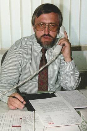 Hans Dieter Schmidt, Manager bei Hannover 96 am 02.04.1990 an seinem Schreibtisch. o0 2. BL, Saison 1989 1990, Funktionär, Arbeitsplatz, Arbeit