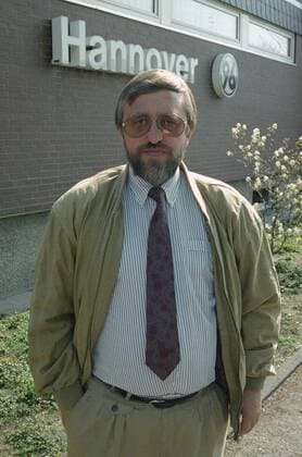 Hans Dieter Schmidt, Manager bei Hannover 96 - am 02.04.1990 vor der alten Geschäftsstelle in der Clausewitzstr. o0 2. BL, Saison 1989 1990, Funktionär,