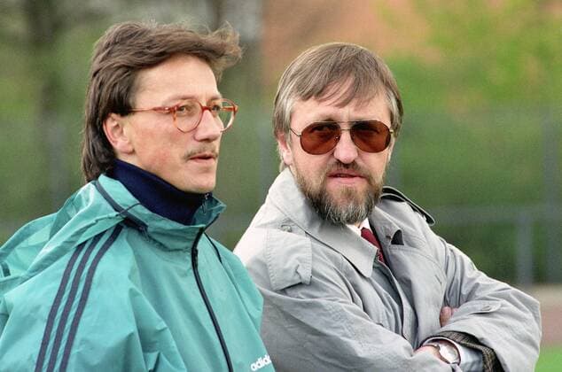 Trainer Michael Krüger (li.) und Manager Hans Dieter Schmidt (Beide Hannover) beim Training am 04.04.1990. o0 Funktionär, 2. BL, Saison 1989 1990, Aufmacher,