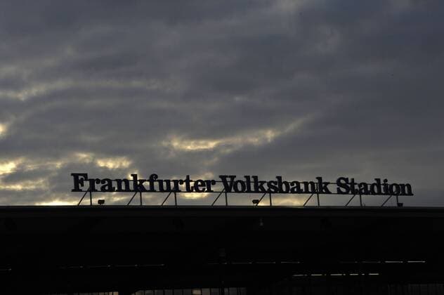 Fußball, Stadiongeschichte FSV Frankfurt 15.04.2011, Fussball 2.Bundesliga 2010 2011, 30.Spieltag, FSV Frankfurt - im Frankfurter Volksbank Stadion. Die Dämmerung hinter dem Namenszug des Stadions.