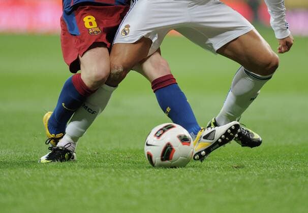 FUSSBALL INTERNATIONAL PRIMERA DIVISION SAISON 2010 2011 16.04.2011 El Clasico 32. Spieltag Real Madrid - FC Barcelona Ball und Beine  Fußballer Kampf Körperteil Tackling Objekte Detail