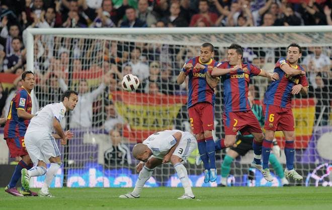 FUSSBALL INTERNATIONAL PRIMERA DIVISION SAISON 2010 2011 16.04.2011 El Clasico 32. Spieltag Real Madrid - FC Barcelona Freistoss Real; Adriano (Barca), Ricardo Carvalho (Real Madrid), Pepe (Real Madrid), Daniel Alves (Barca), David Villa (Barca) und Xavi Hernandez (v.li, Barca) 