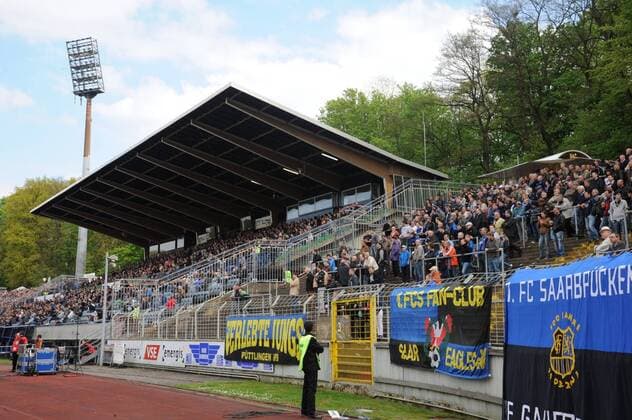 Fußball, Stadiongeschichte 1. FC Saarbrücken Fans des 1. FC Saarbrücken im Saarbrücker Ludwigspark-Stadion. o0 Fan Zuschauer Totale Stadion Sportstätte Plakat, Fanplakat, Fanplakate, Transparent, Objekte