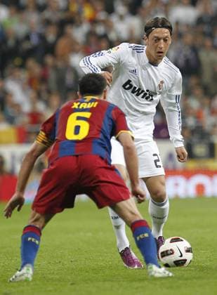 Real Madrid s Mesut Özil and FC Barcelona s Xavi Hernandez during la Liga match Real Madrid (white) vs FC Barcelona Barca (blue red) - April 16, 2011  (072)