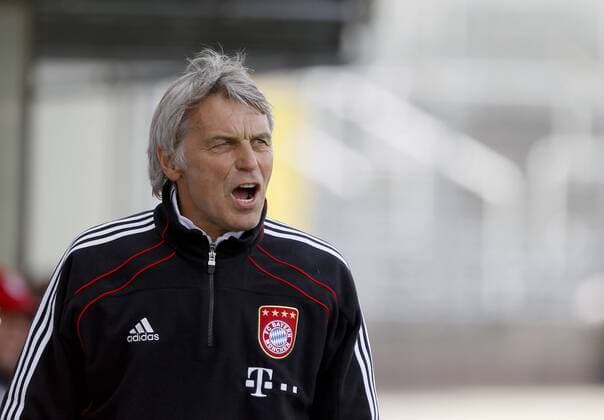 Rainer ULRICH (Co-Trainer FC Bayern Muenchen II), ruft, schreit, gibt Anweisungen, Emotion, Portrait, Porträt, Fussball, Maenner,3. Liga, 33. Spieltag, FC Bayern Muenchen II - VfR Aalen, 16.04.2011