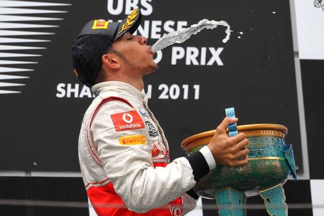 Motorsports: FIA Formula One World Championship 2011, Grand Prix of China, Lewis Hamilton (GBR, McLaren Mercedes) - Sieger des GP von Shanghai 2011, xHOCHxZWEIx o0 Jubel, Freude Sieg, Sieger Siegerehrung Pokal, Trophäe, Objekte Champagner Sekt spucken Spucke