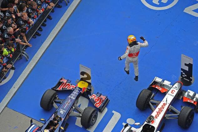 Formel 1: Grand Prix von China, 17.04.2011 - Sieger LEWIS HAMILTON (GBR) - MCLAREN MERCEDES MP4-26 - jubelt im Parc Ferme - xGillesxLeventx 