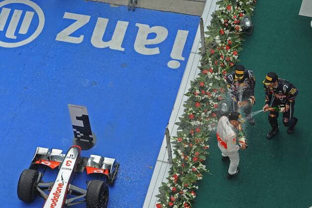 Formel 1: Grand Prix von China, 17.04.2011 - Sieger LEWIS HAMILTON (GBR, L) - MCLAREN MERCEDES MP4-26 jubelt im Parc Ferme mit SEBASTIAN VETTEL (GER, C) und MARK WEBBER (AUSTRALIEN RED BULL RENAULT RB7) - xGillesxLeventx 