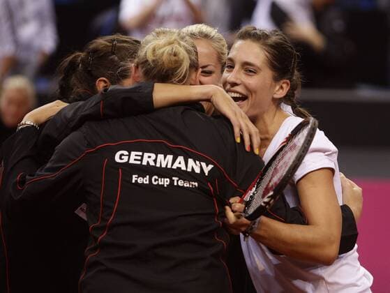 Fed Cup 2011 in Stuttgart, internationales ITF Damen Tennis Turnier, Mannschafts Wettbewerb, team competition, Andrea Petkovic (GER) und die deutsche Mannschaft jubelt nach ihrem Sieg