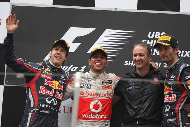 Formel 1 GP von China in Shanghai, 17.04.2011; v.li.: Sebastian Vettel (Deutschland RedBull), Sieger Lewis Hamilton (England McLaren Mercedes), Jonathan Neale (GBR McLaren Managing Director) und Mark Webber (Australien Red Bull) o0 Jubel, Freude Sieg, Sieger