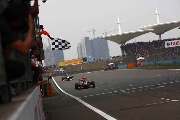 17.04.2011, Lewis Hamilton (GBR), McLaren Mercedes, MP4-26 race winner Chinese Grand Prix, Shanghai, Round 3, 17 Aprile 2011 -  o0 Ziel Zielankunft Fahne Zielflagge totale Sieg, Sieger Jubel, Freude