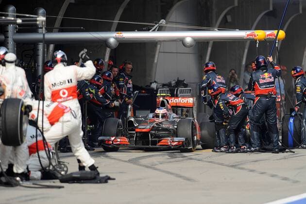 Formel 1 : GP von China - 17.04.2011 JENSON BUTTON (GBR, L) - MCLAREN MERCEDES MP4-26 fährt vor SEBASTIAN VETTEL (GER) - RED BULL RENAULT RB7 in die Boxengasse und dann fälschlicherweise an die Red Bull Box - xGillesLeventx 
