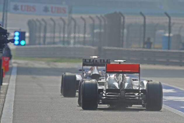 Formel 1 : GP von China - 17.04.2011 JENSON BUTTON (GBR, R) - MCLAREN MERCEDES MP4-26 fährt hinter SEBASTIAN VETTEL (GER) - RED BULL RENAULT RB7 aus der Boxengasse, da er fälschlicherweise die Red Bull Box angesteuert hat - xGillesLeventx 