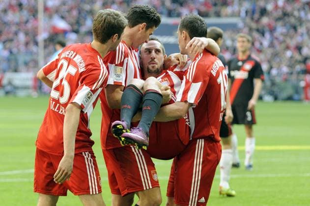 Jubel Muenchen: Mario GOMEZ (2.v.li. Bayern Muenchen) und Miroslav KLOSE (Bayern Muenchen,re) tragen den Torschuetzen Franck RIBERY (Bayern Muenchen) nach Tor zum 5-1 -li: Thomas MUELLER (MÜLLER,Bayern Muenchen). FC Bayern Muenchen (München)-Bayer Leverkusen. Fussball,Liga1,1.Bundesliga,Saison2010 11,2010 2011 ,Spieltag30, am 17.04.2011.