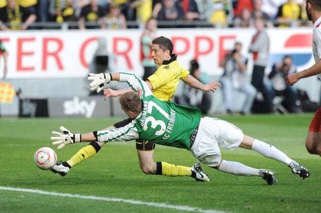 17-04-2011, Fussball, 1. Bundesliga, Saison 2010-2011, 30. Spieltag, BVB BORUSSIA DORTMUND - SC FREIBURG Robert Lewandowski (Borussia Dortmund) erzielt gegen Torhüter Oliver Baumann (SC Freiburg) das Tor zum 2-0 BVB