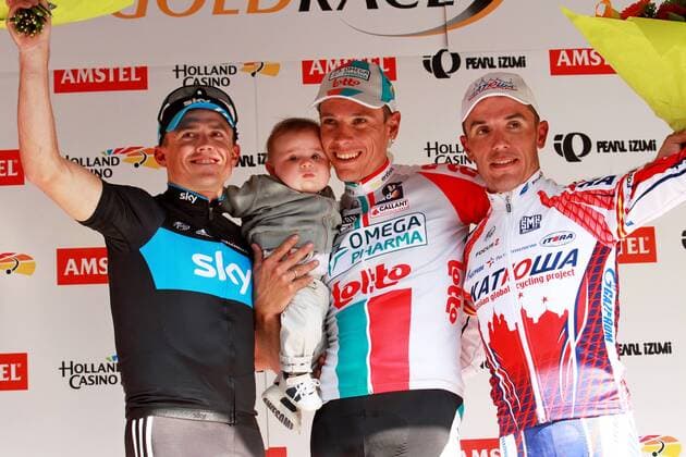 Siegerehrung Amstel Gold Race 2011, v.li.: 3. Simon Gerrans ( AUSTRALIEN SKY Professional Cycling Team) - Sieger Philippe Gilbert ( BEL Omega Pharma - Lotto ) mit Sohn Alan - 2. Joaquin Rodriguez Oliver ( ESP Katjuscha Team ) Amstel Gold Race 2011 o0 Sieg, Sieger Jubel, Freude Siegerehrung Baby Säugling Familie