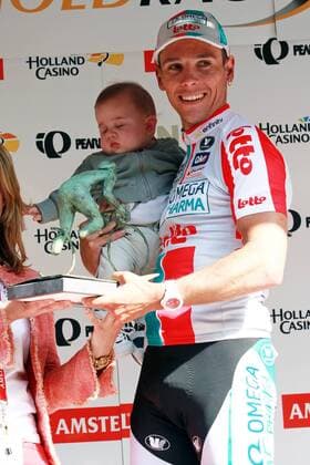 Philippe Gilbert ( BEL Omega Pharma - Lotto ), mit Sohn Alan, gewinnt das Amstel Gold Race 2011 o0 Sieg, Sieger Jubel, Freude Siegerehrung Baby Säugling Familie